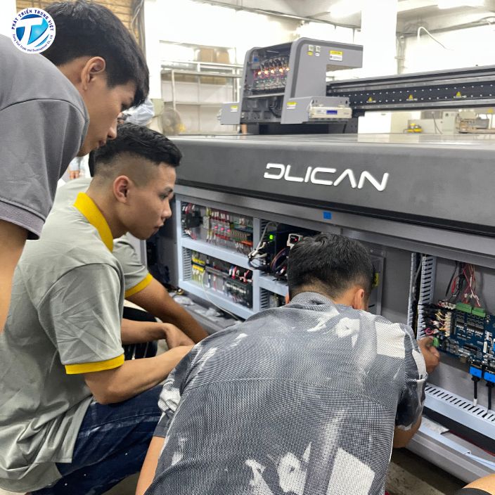 Kỹ thuật viên tại Phát Triển Trung Việt lắp đặt máy in UV Dlican DLI-3200 cho khách hàng